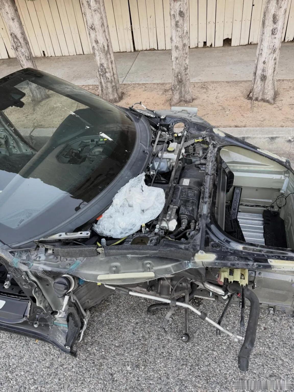 洛杉矶偷车贼有多嚣张，看看下面这台车就知道了。给你3秒钟猜一下这是什么车？32