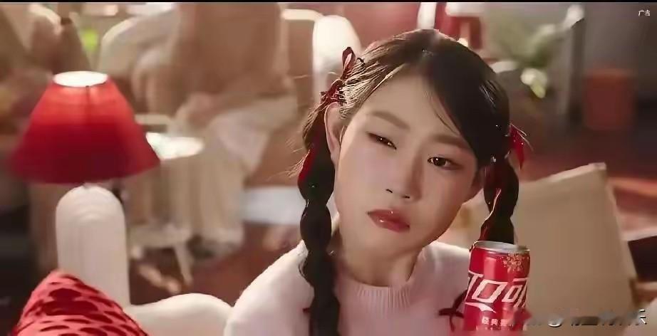沈佳润，又翻车了？小沈阳父女俩拍可口可乐广告，沈佳润被网友吐槽脸蛋像美妆蛋，又