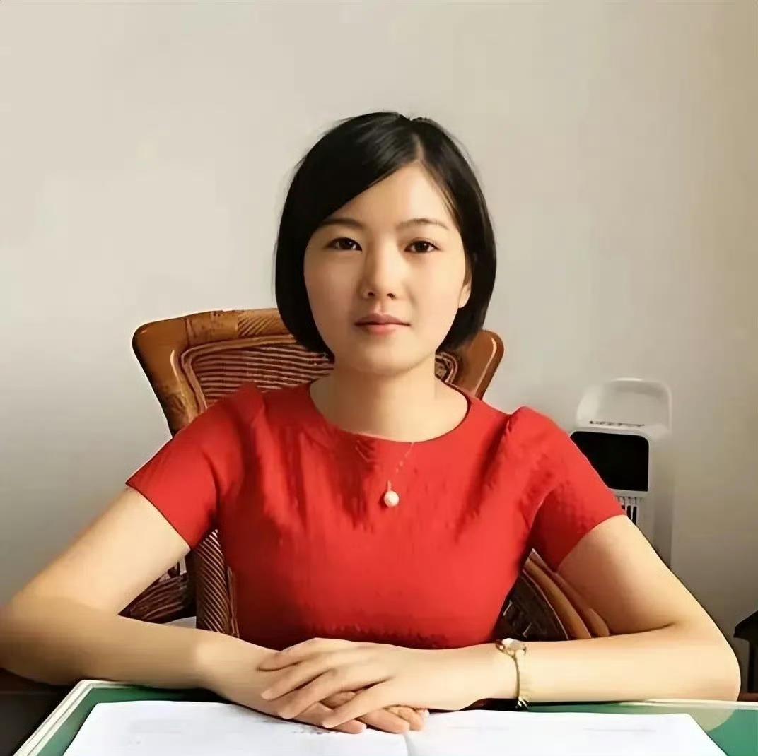 有谁还记得她？去年轰动一时，热度一直降不下去！当然，很有教育意义！