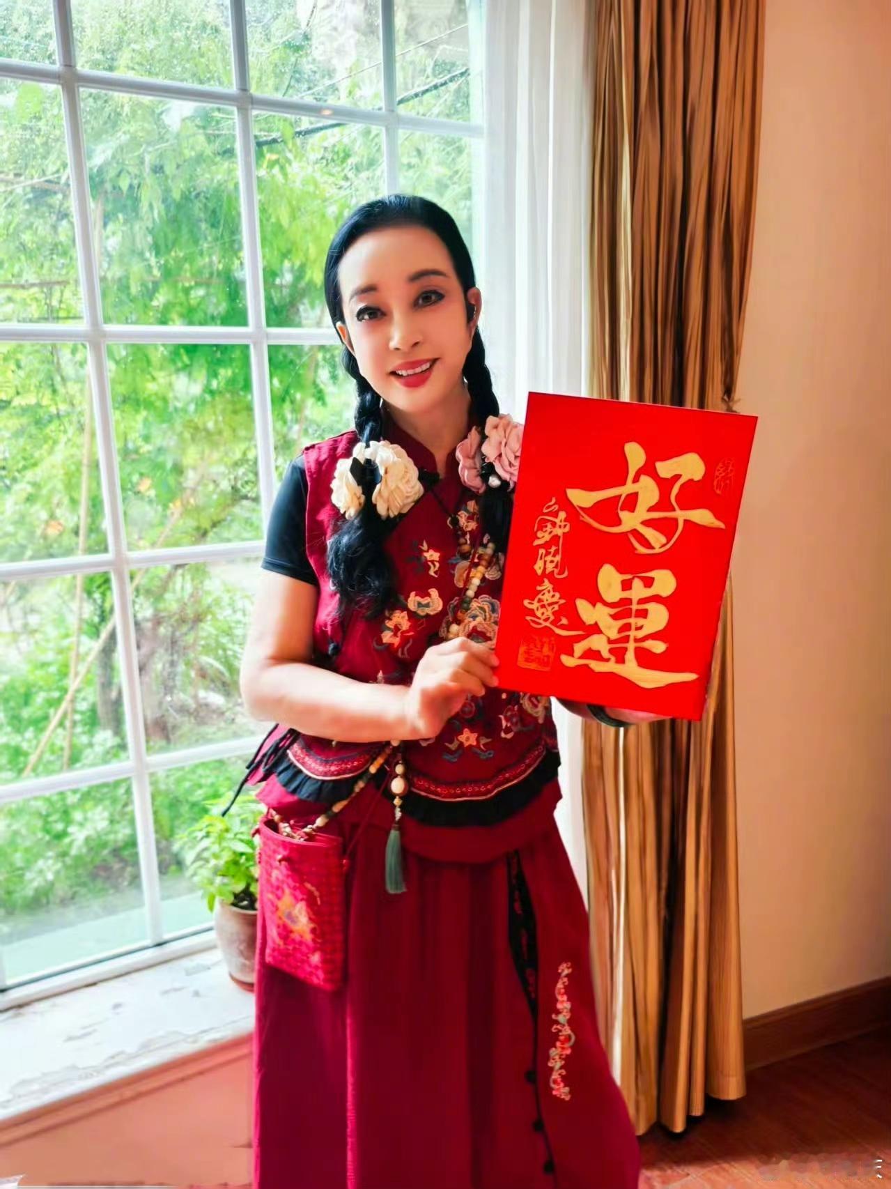 看刘晓庆这妆化的，实在浓重，但是真的很好看。刘晓庆为什么深受观众喜爱?你觉