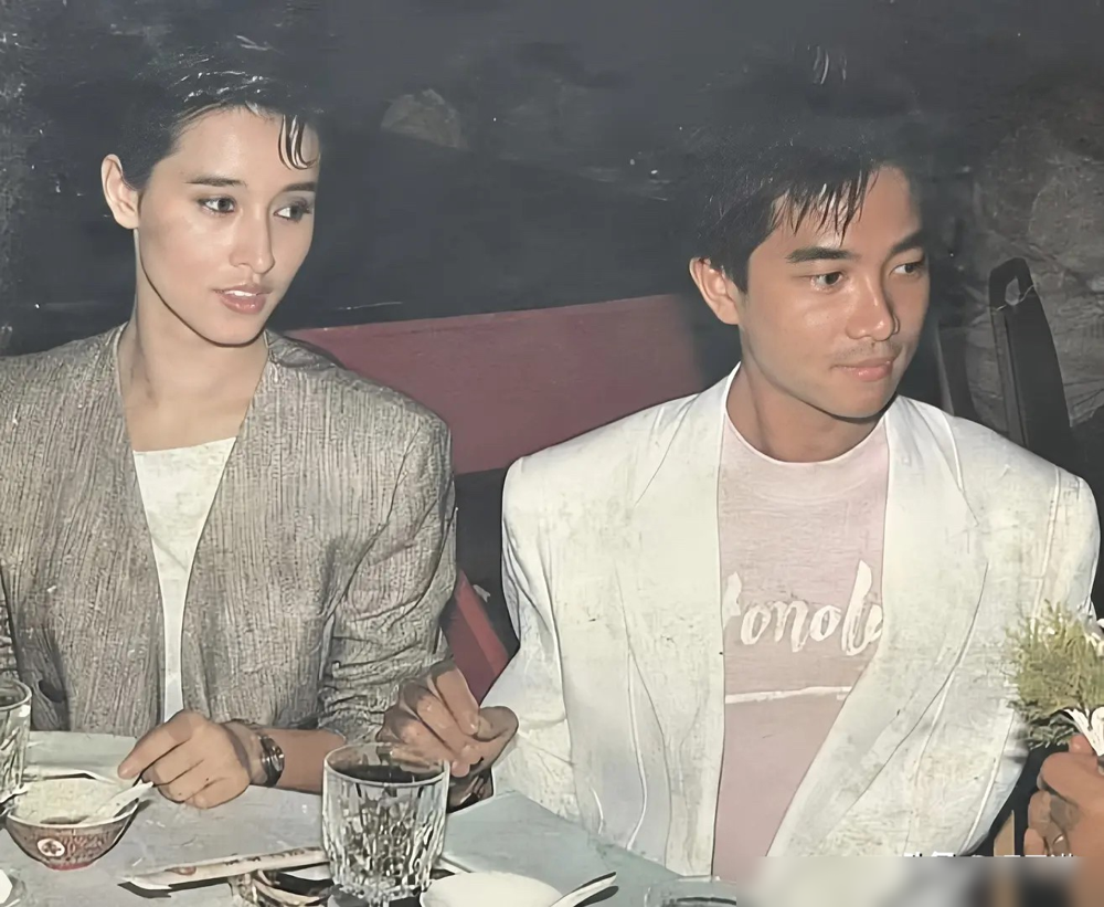 她成了谭咏麟MV里那个让全港男人心碎的女主角，转身又牵起了陈百强的手。1984年，陈百强带着这位中澳
