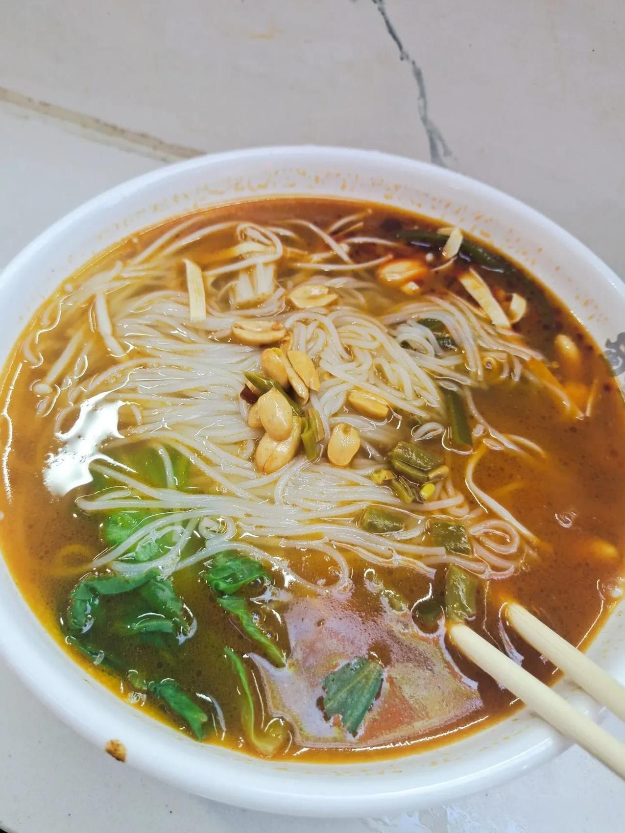 我朋友的老公在外面开大车，经常几个月不回家，但每个月给她两三万块钱，她就在家领着