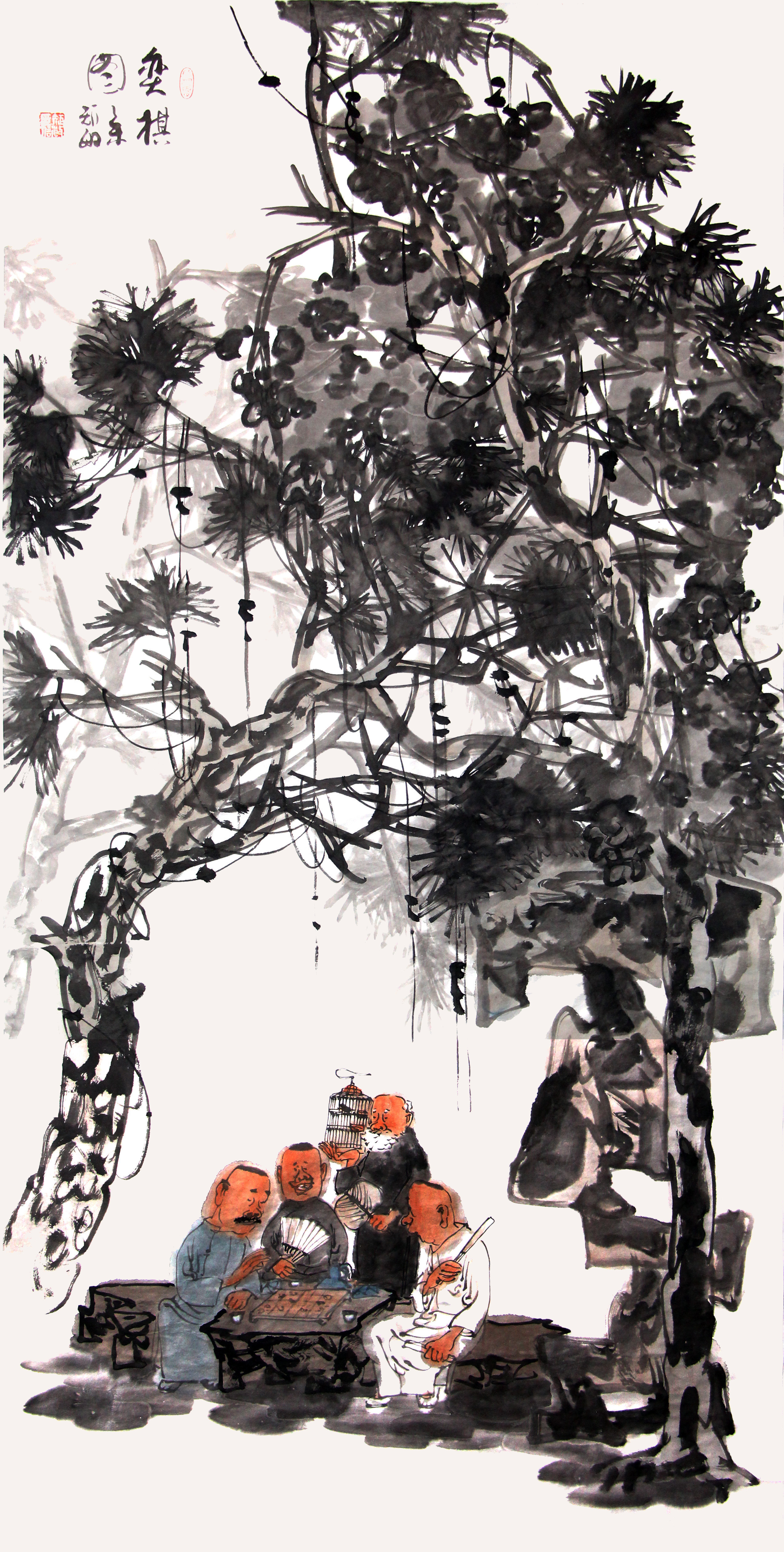 《墨松载道，弈中见心》画家以泼墨写松之苍劲，枝干纵横如筋骨，松针簇簇似云团。老者