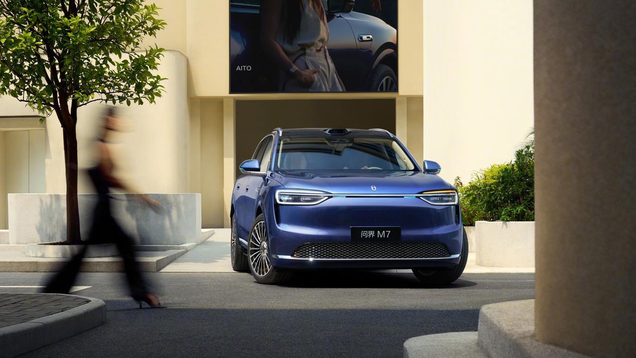 11月，鸿蒙智行以81864台的单月交付量再度登顶中国新势力品牌销量榜首，不仅刷