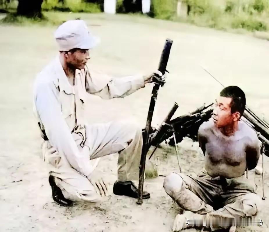 一个日本俘虏双手被捆绑，战刀被缴获。可是，他仍然一脸的嚣张，没有一丝恐惧情绪。日