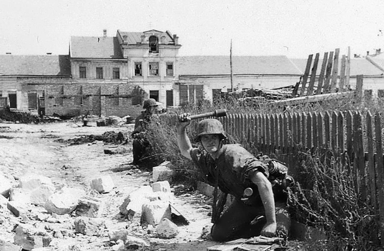 1941年10月初，德国党卫军“阿道夫·希特勒警卫旗队”（LSSAH）在乌克兰港