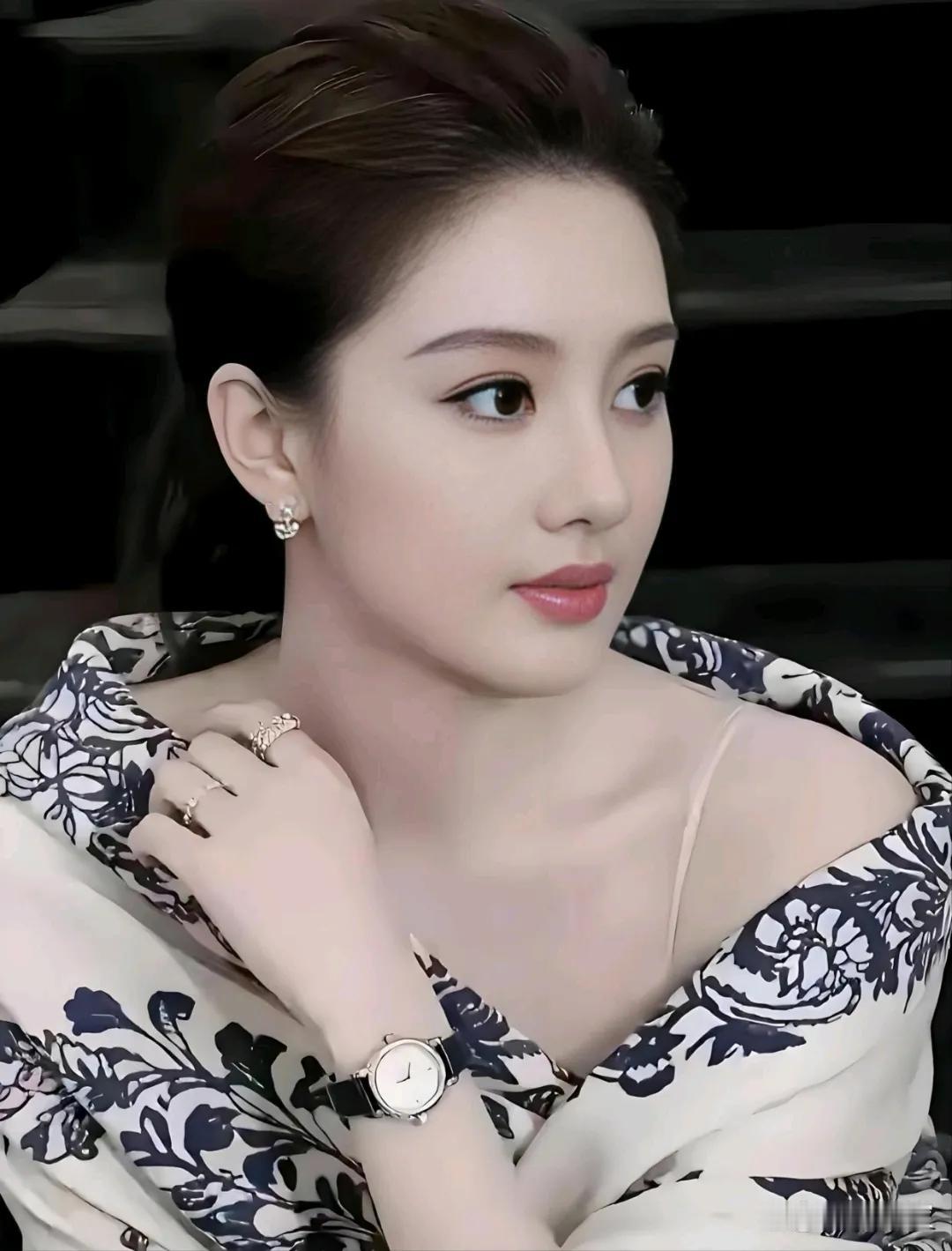 长得太标准好看了，圆润饱满，真是个地道的东方古典美人。美女