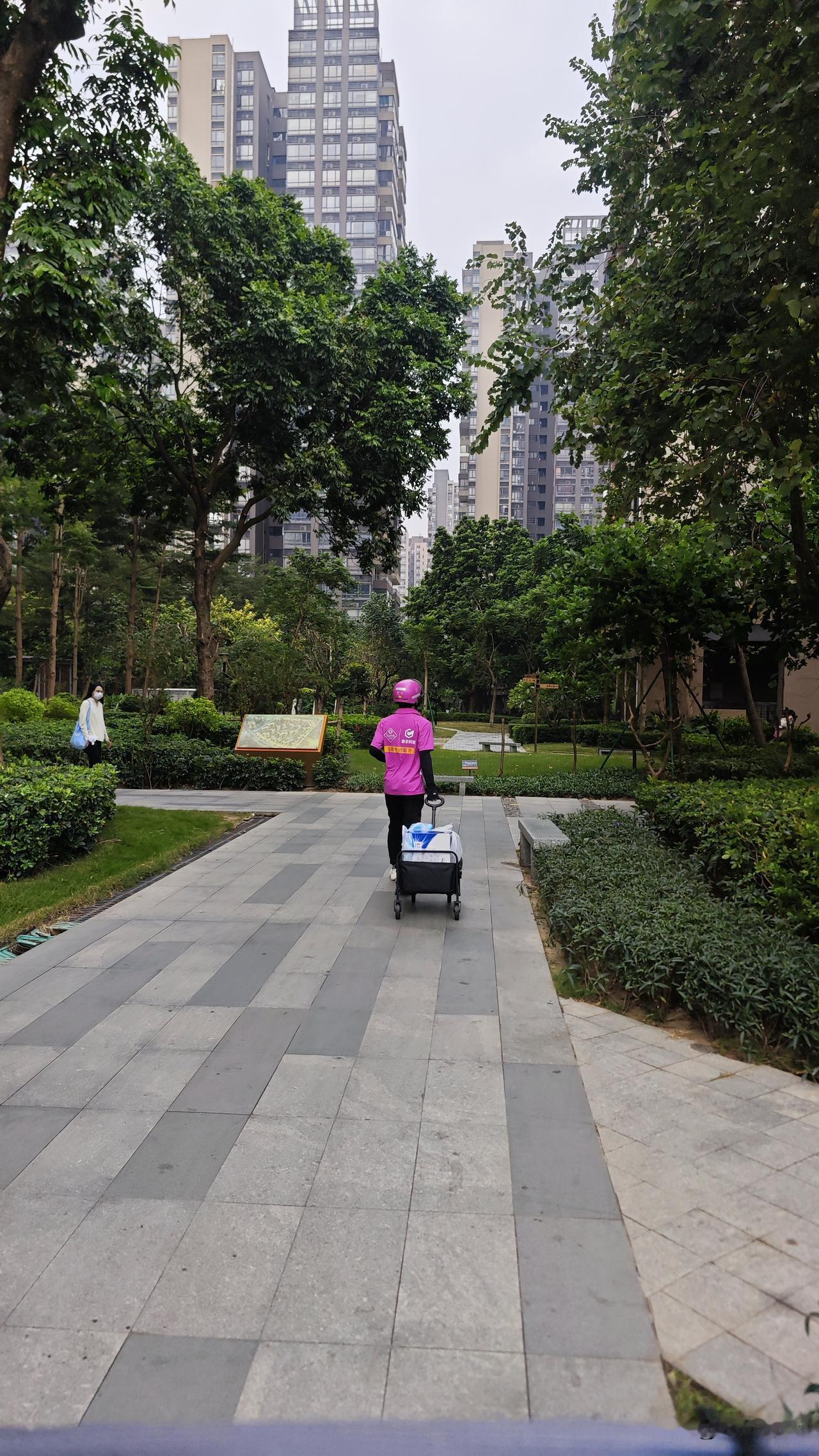 南沙终于有紫色骑士了,来看看山姆的骑士竟然是要拉着露营车送货的,没办法,因为货都