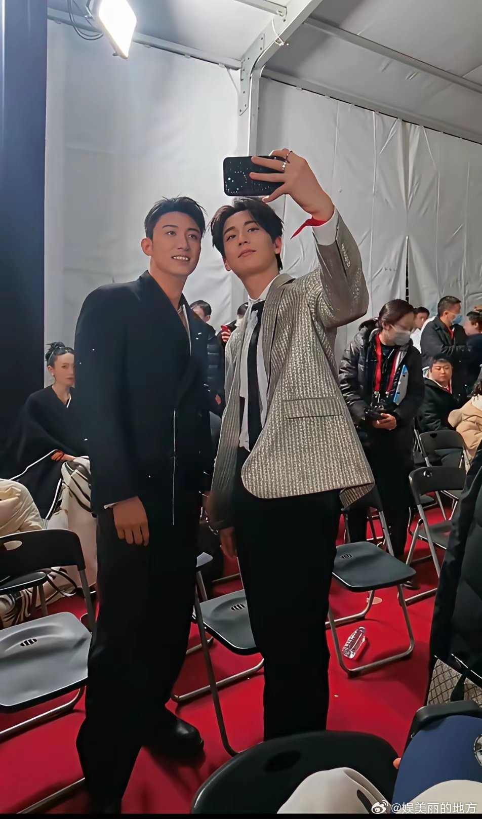 黄景瑜和张凌赫，好难选！一个钢铁直男，一个花样美男。黄景瑜身架太好看，虽然比张凌