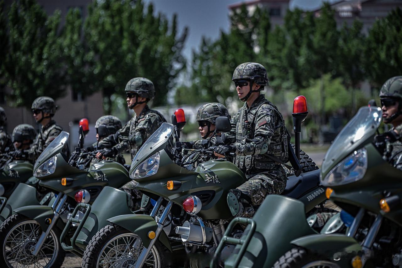武警摩托快速反应射击：人车合一，枪枪精准最近武警某支队的摩托车快速反应射击