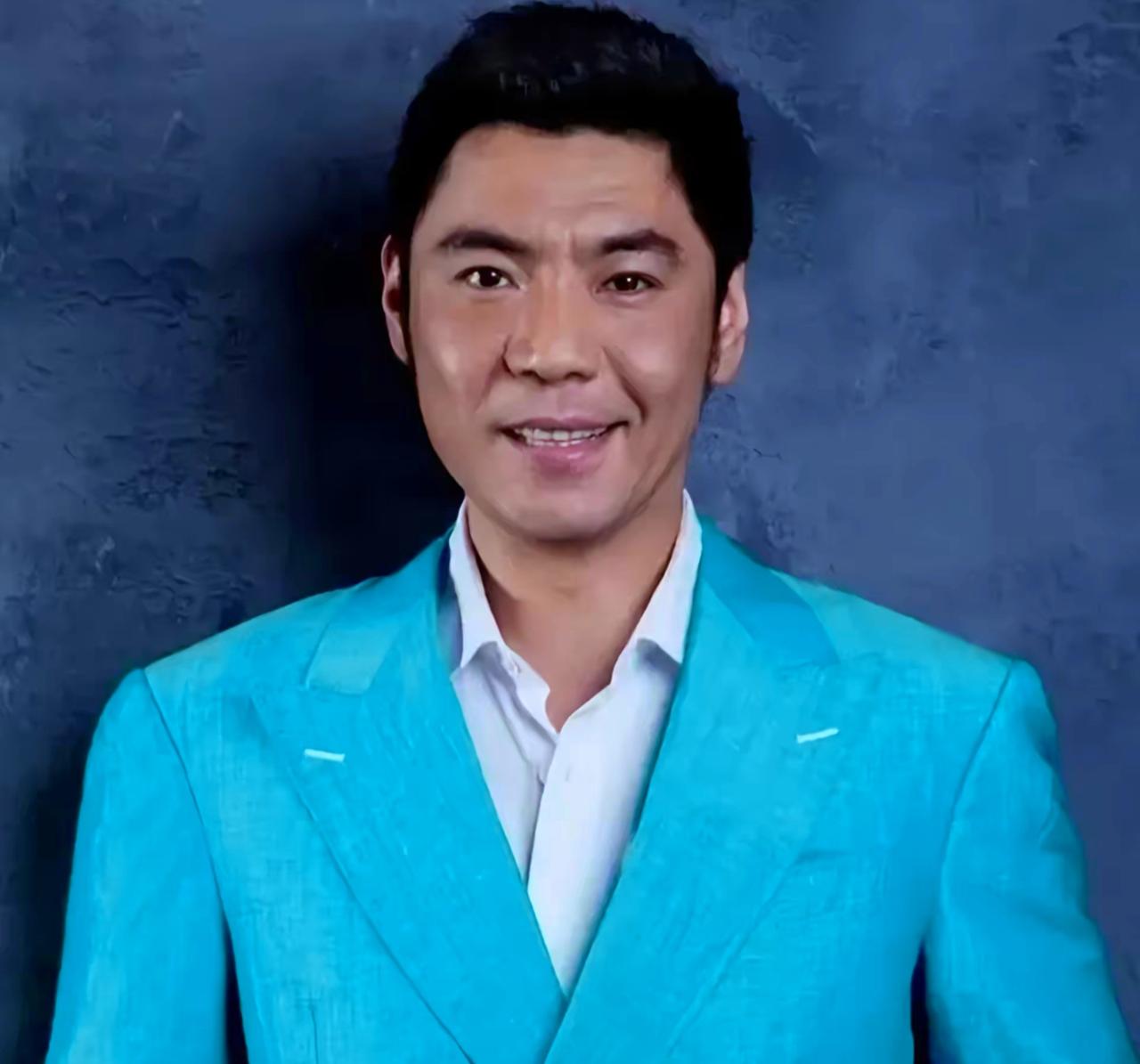 刚刷到屠洪刚的家事，我真是胸口堵得慌！歌里唱着“精忠报国”的硬汉，怎么把家