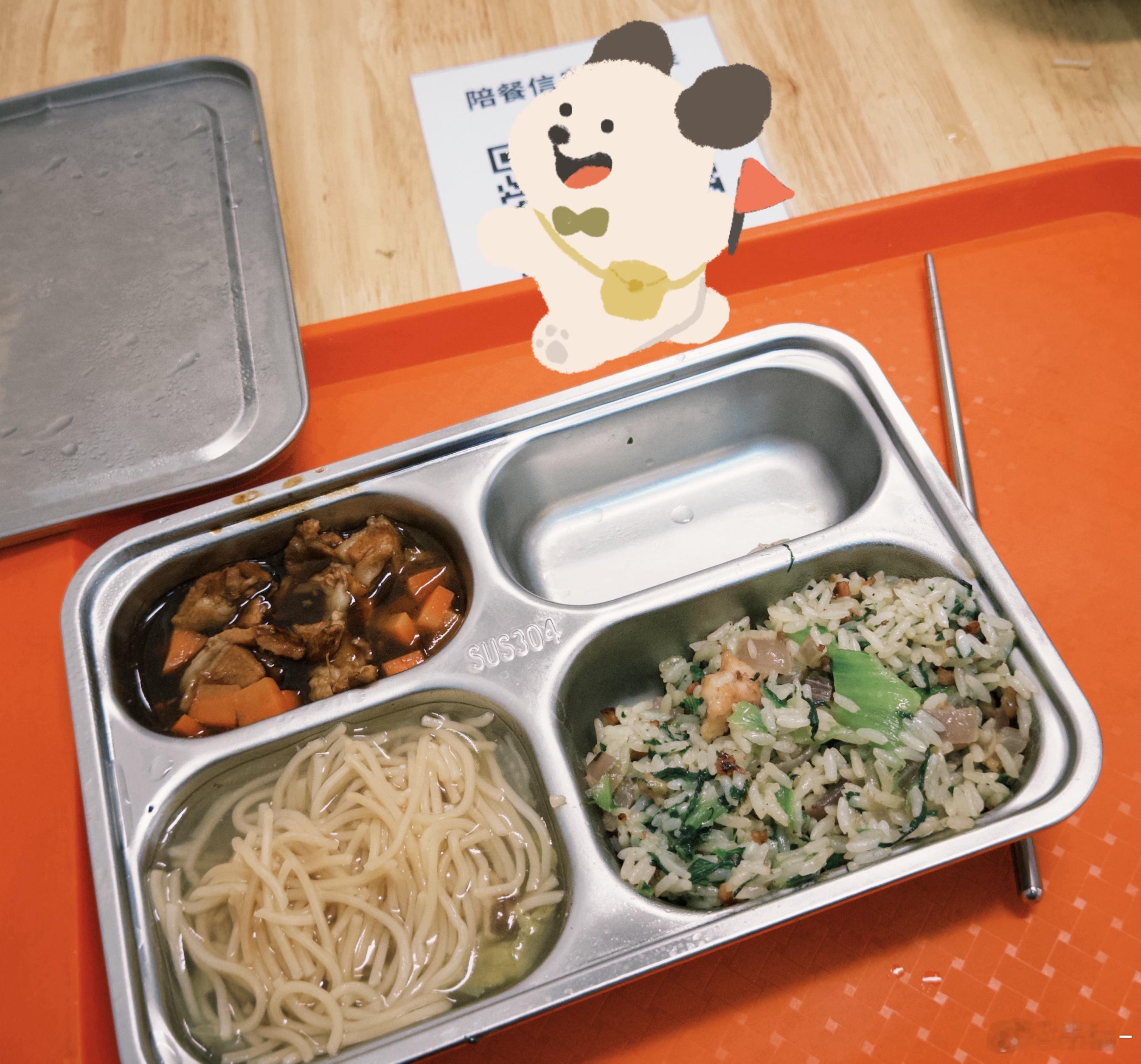 是谁啊，早上看幼儿园菜单想吃鱿鱼炒饭，中午就吃上啦！！！🤚幼儿园陪餐​​