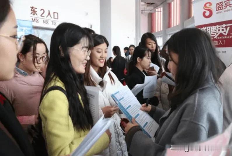 大学扩招20多年，从每年80万毕业生到现在每年1,200多万，一系列的连锁问题都