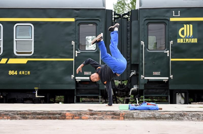 火车硬座惊现上下铺！全网笑完红了眼，真相太扎心坐火车几十年，谁见过硬座自带
