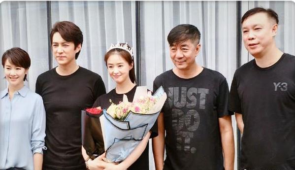 这张5人同框照，我只认出了捧着鲜花、清姿雅质的蒋欣，身材伟岸、丰神俊逸的靳东与目