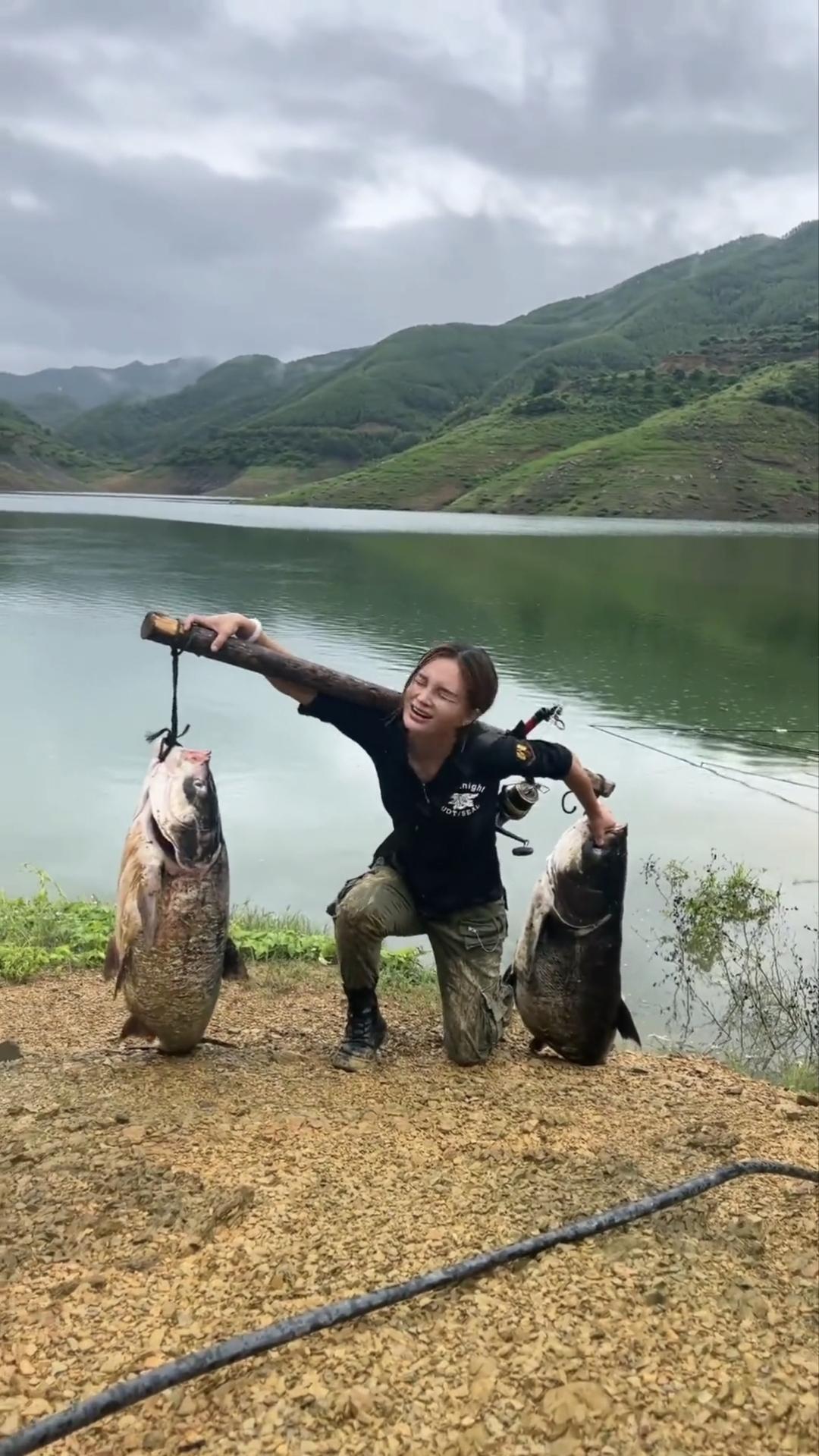 钓鱼佬的高光时刻马上开启，即将进入游街流程，这才刚上一个坡就倒下了，这怎么能行，