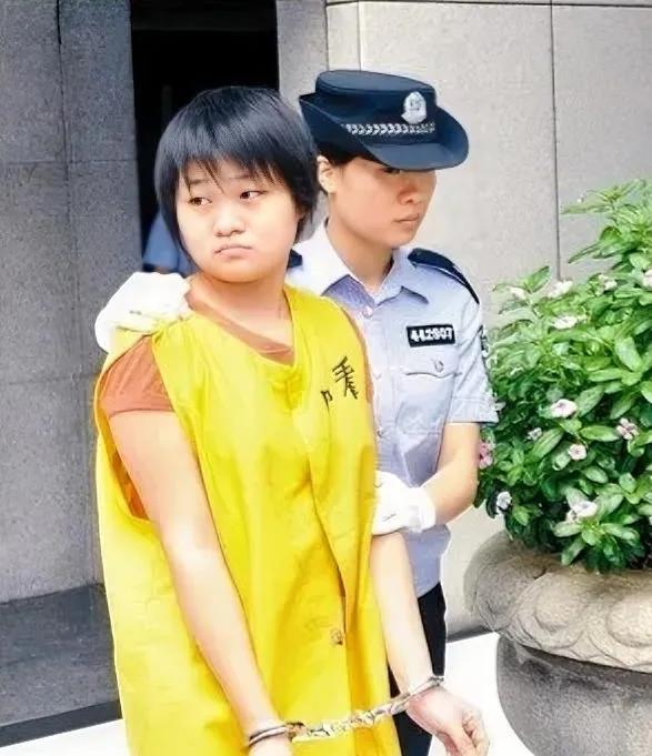 2010年，中山看守所，死刑犯齐萍萍，被带进法庭时，留下的一张照片 这起案件