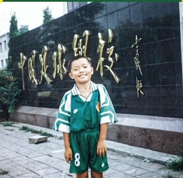 这是前国脚、北京国安老将张稀哲童年时的照片。张稀哲称，其实小时候他并不知道身上穿
