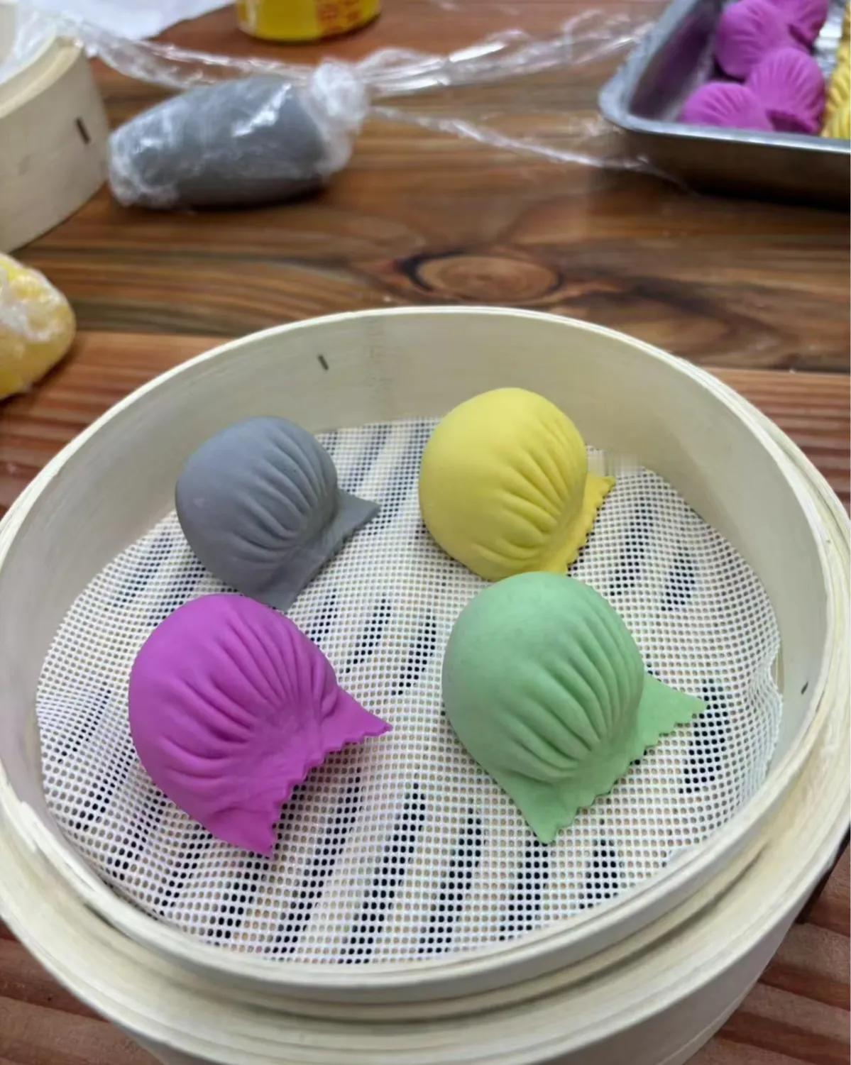 一个朋友是一名面点师，他说甘肃幼儿园中毒事件，他说了自己的看法。他说，首先，