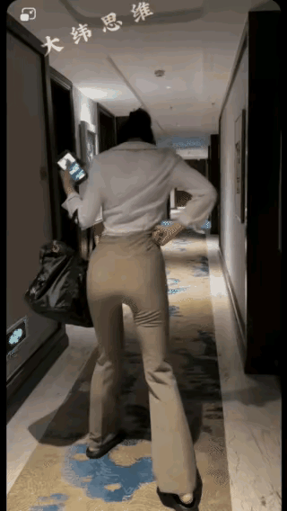 今天碰到个超离谱的事儿！一女的来的时候走路规规矩矩，挺正常一人，可回去的时候，好