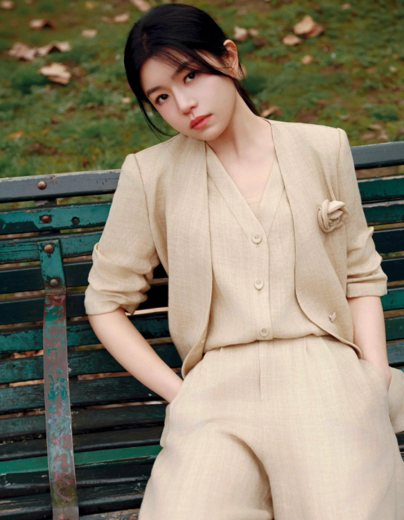 陈妍希的松弛感穿搭太绝了刷到陈妍希这组米兰街拍，直接被她的松弛感穿搭美学戳中