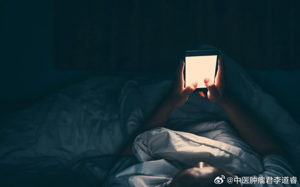 【睡个好觉才是最便宜的补药】中医养生说健康科普现在不少年轻人都有同个困惑：明