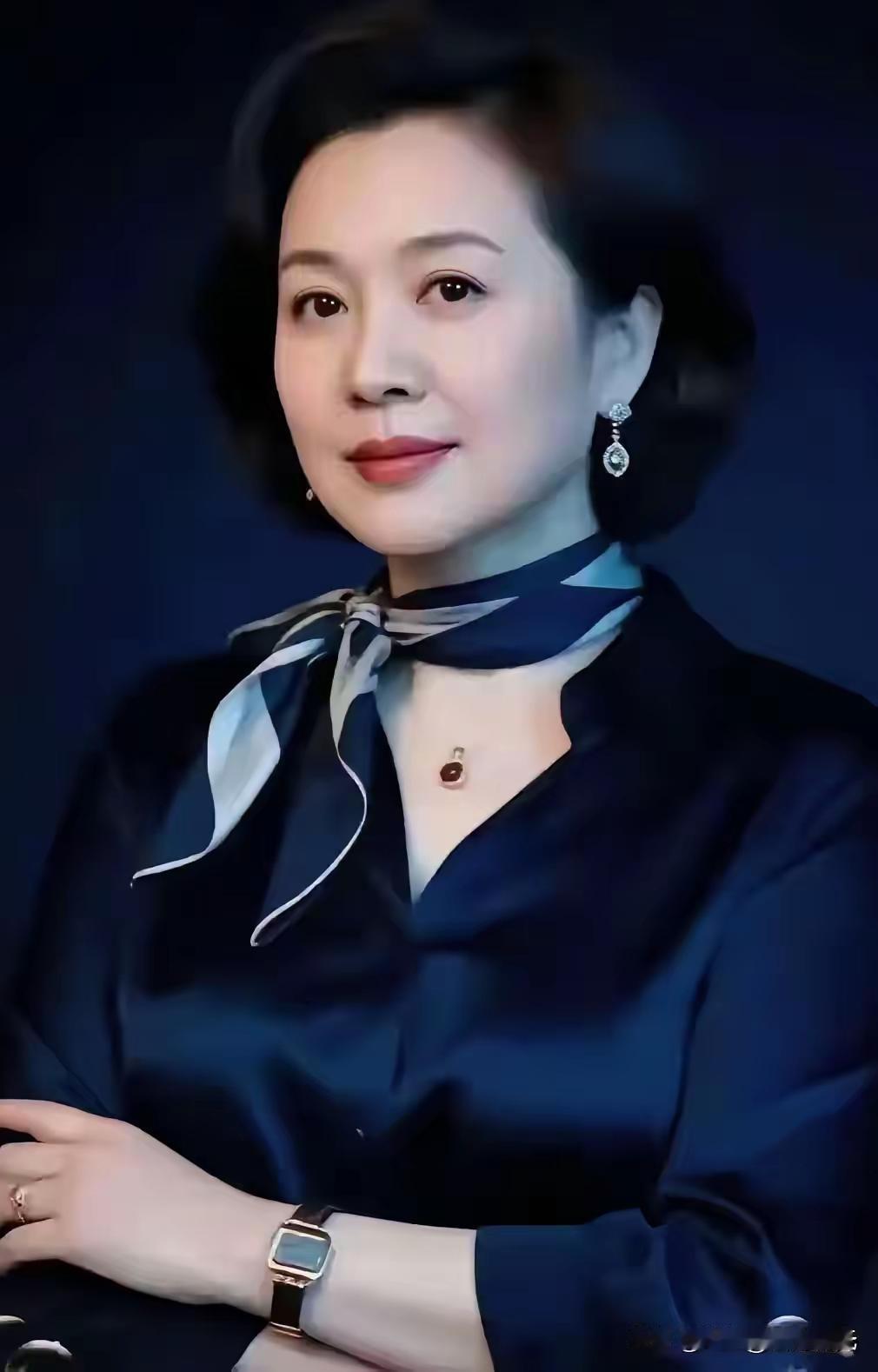 优雅气质，复古风穿搭，时尚配饰点缀