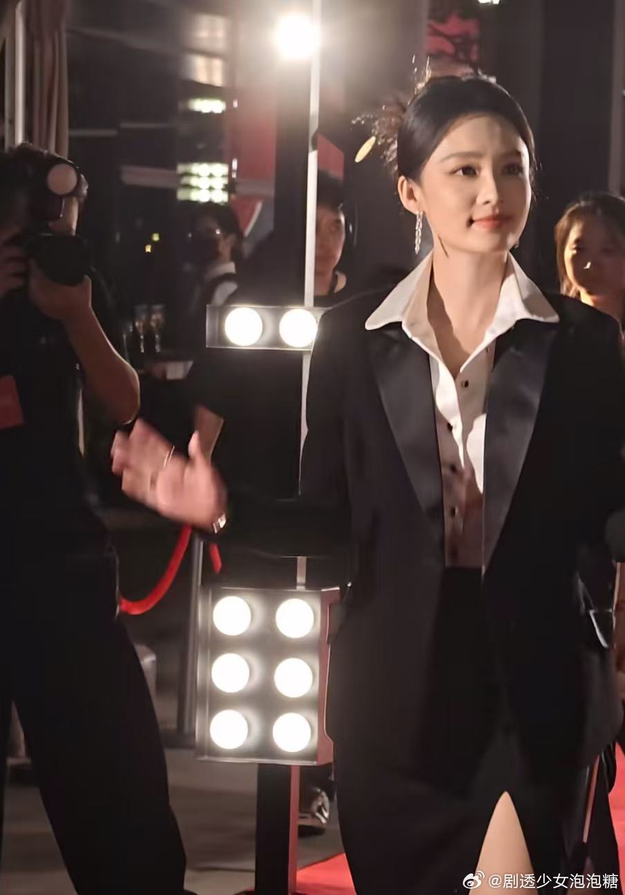 李沁好美啊～好适合演财阀，总裁财权在握的那类！​​​