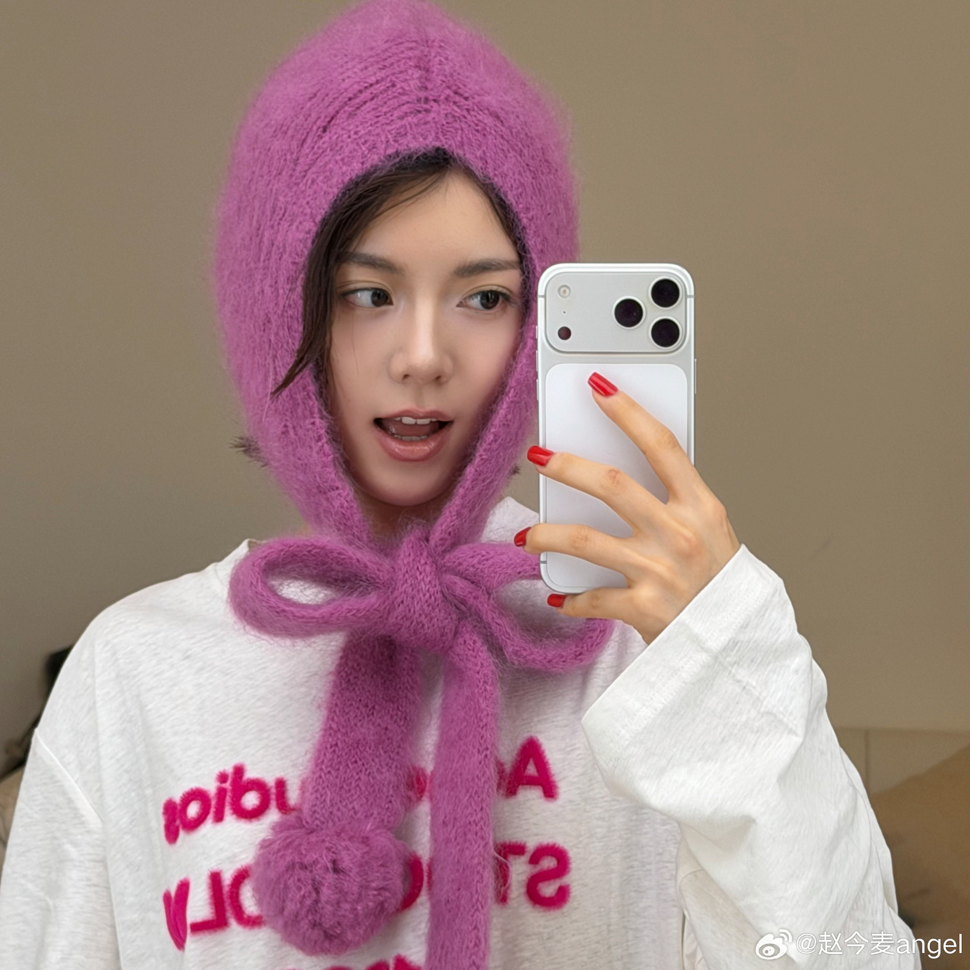 赵今麦变身一颗番石榴少女赵今麦紫粉色针织帽造型头戴紫粉色针织帽化身“番石榴少