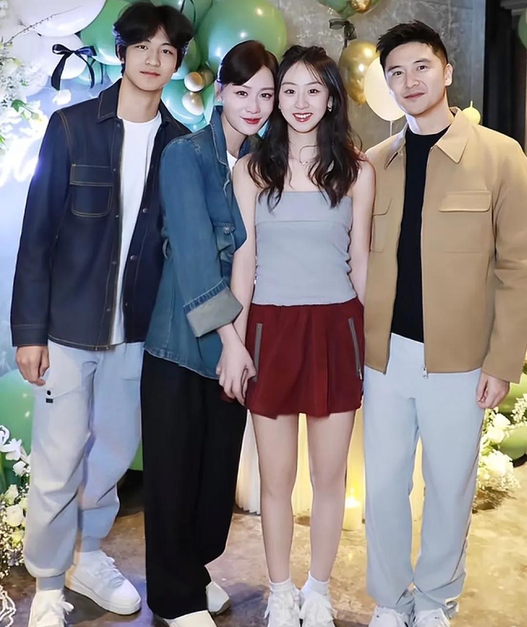 田亮一家四口温馨同框，儿女双双长大颜值出众田亮近期分享了一家人的最新合照，