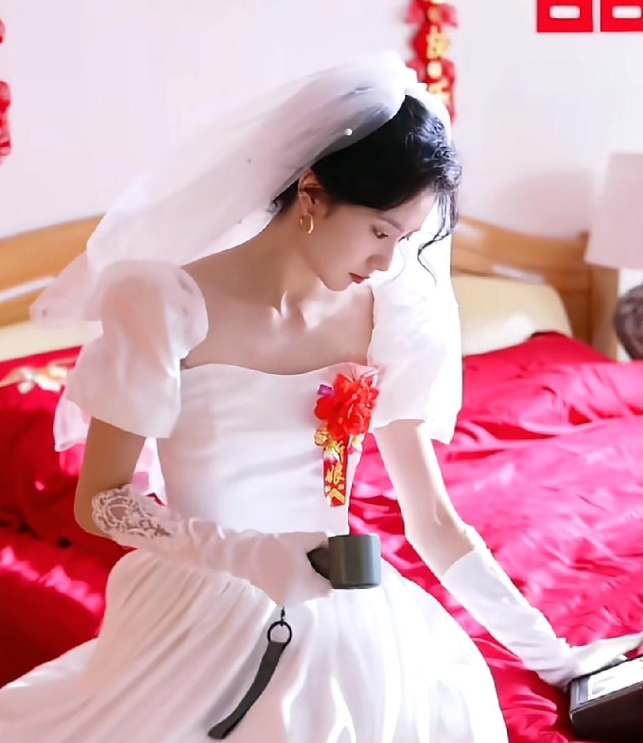 《主角》里的刘红兵说得没错！忆秦娥确实就是一个怪胎！可以这么说，她不论嫁给谁