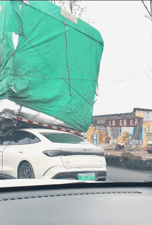 BYD神车也，追尾重货车，居然生生的把装载了重货的卡车给顶了起来，这个时代真的变