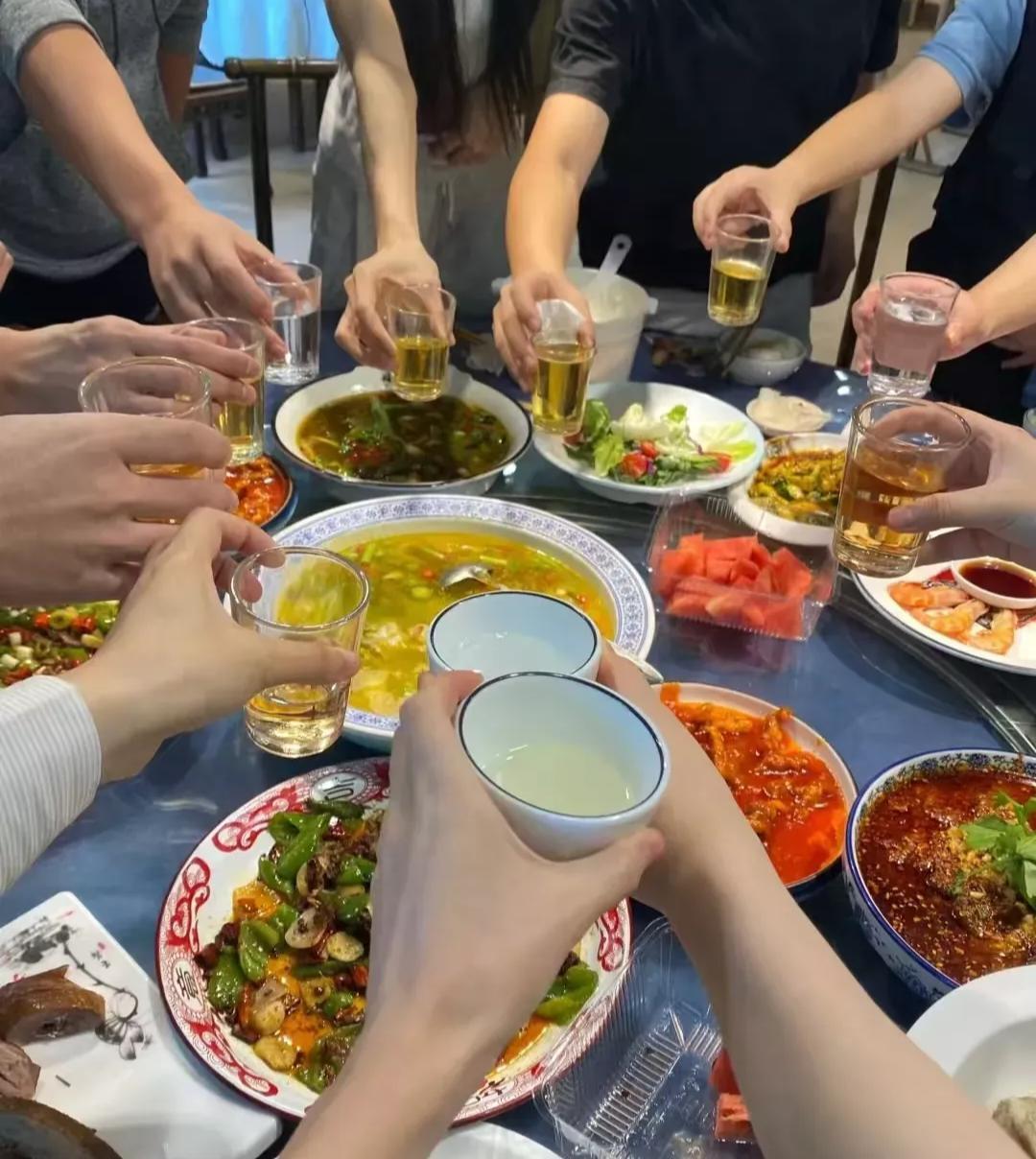 陪领导吃饭，才知道现在招聘这么卷！基本条件得会喝酒还得会开车。上午，领导约了