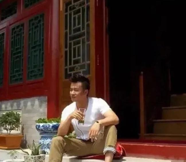 2006年,于波花260万在北京买了2套破破烂烂连厕所都没有的四合院,当时朋友都