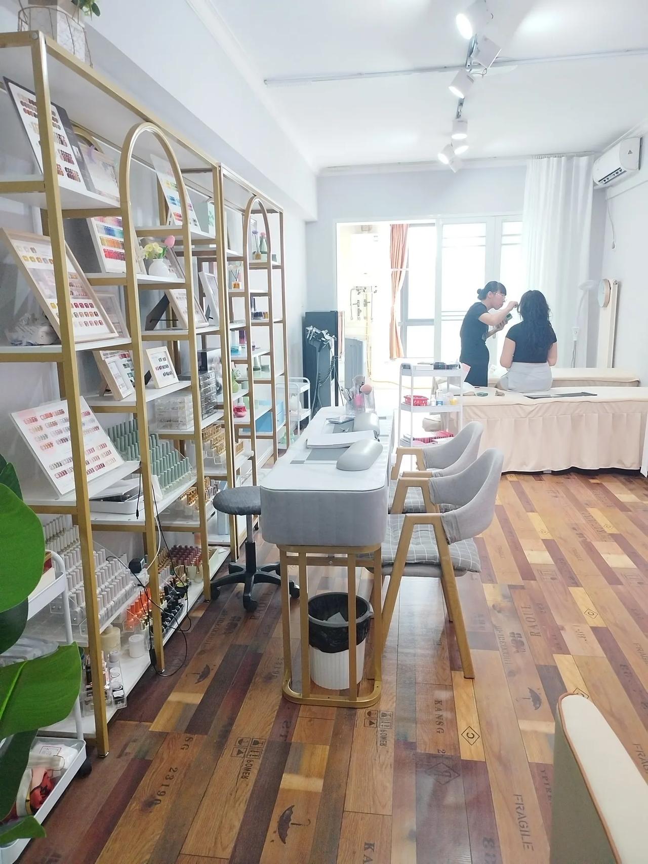 以后的小店会越来越难！昨天去做了一个睫毛嫁接，做的时候跟老板娘聊天，她甘肃人在