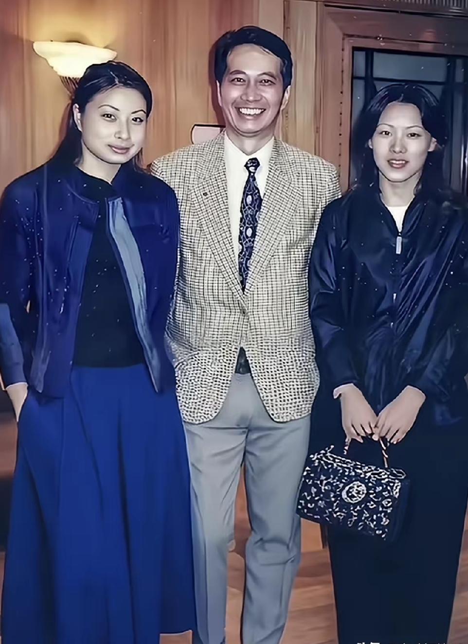 大家发现了吗，女人如果嫁个好丈夫，面容会变得越来越漂亮，因为有男人滋养。郭晶晶年