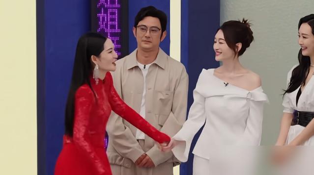 养狗恩情被喝止？谢娜还钱套路，你见识过多少？李小冉台上细谈病狗，谢娜骤然打断