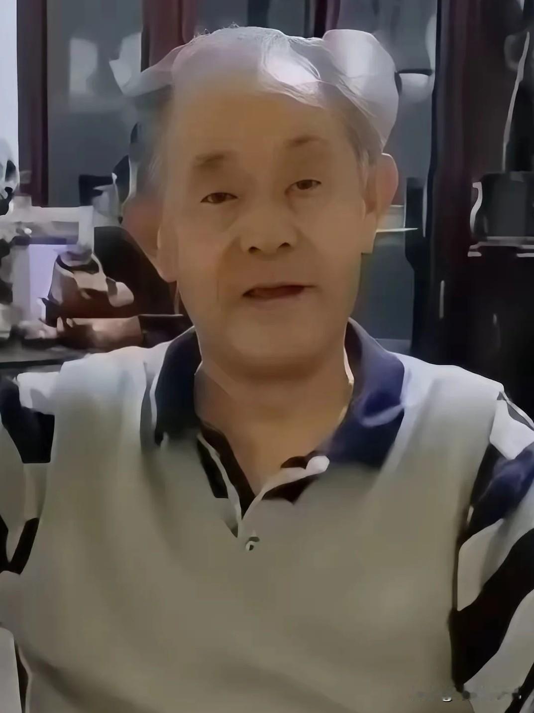 我刚看完那个新闻，手机直接砸脸上了，鼻梁子现在还疼着，​82岁啊，都82岁了，