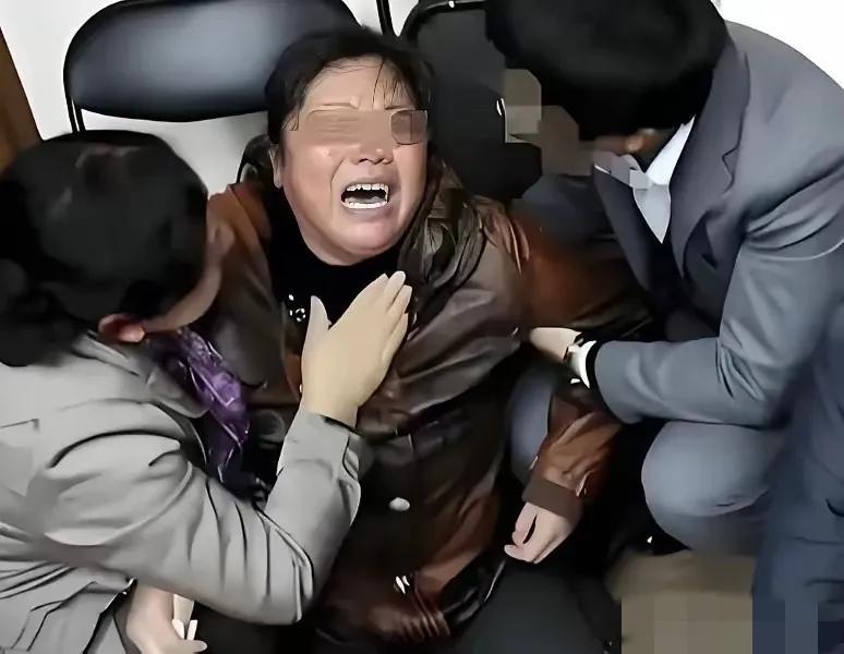 杀熟”某营业厅内一大姐举着用了15年的号冲柜员吼：“新用户39元就160G，我月