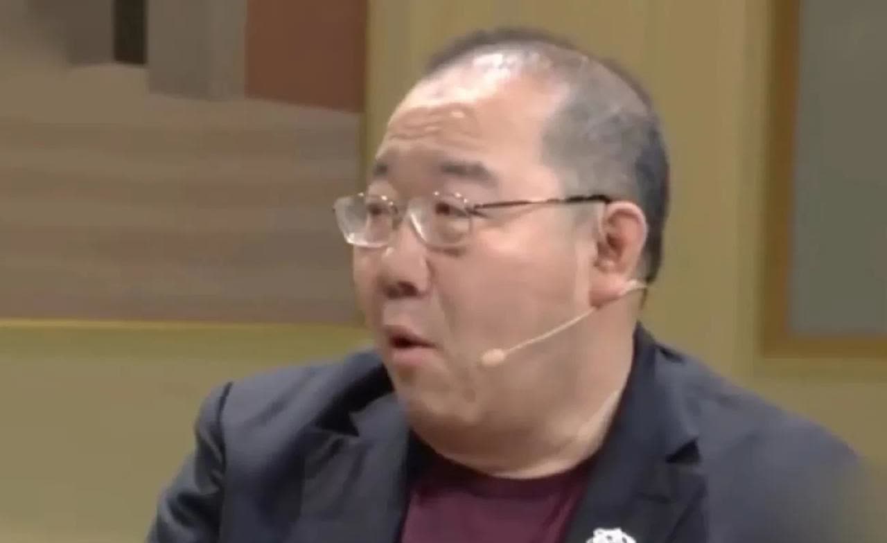 英达、巴图和英如镝，父子三人都有超强大脑。英达。你说一个电话号，他能瞬间
