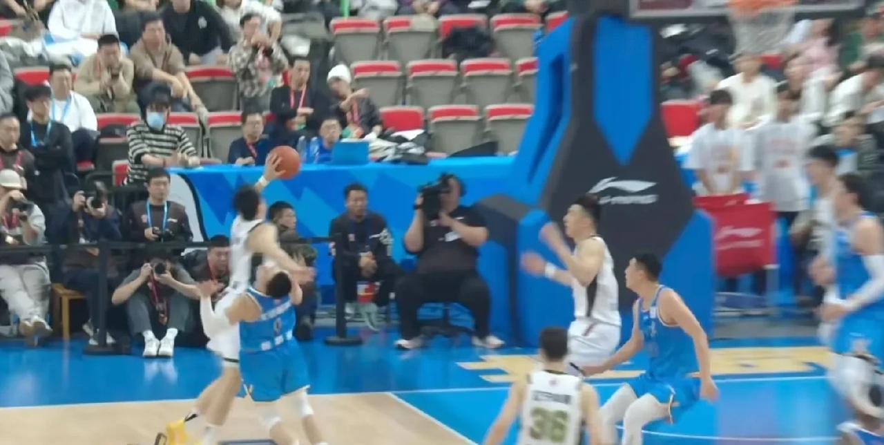 一场可耻的比赛，CBA能不能有裁判的评分！京辽大战胶着了三节比赛，最后一节因为