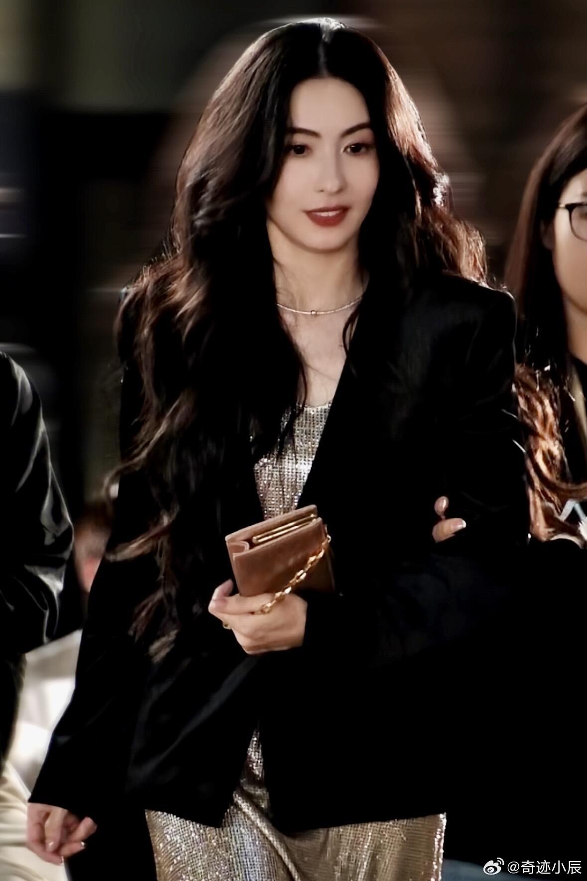 张柏芝铺垃圾袋睡觉姐姐一晚上没睡好太让人心疼了！酒店铺垃圾袋睡觉还把声音当雨声