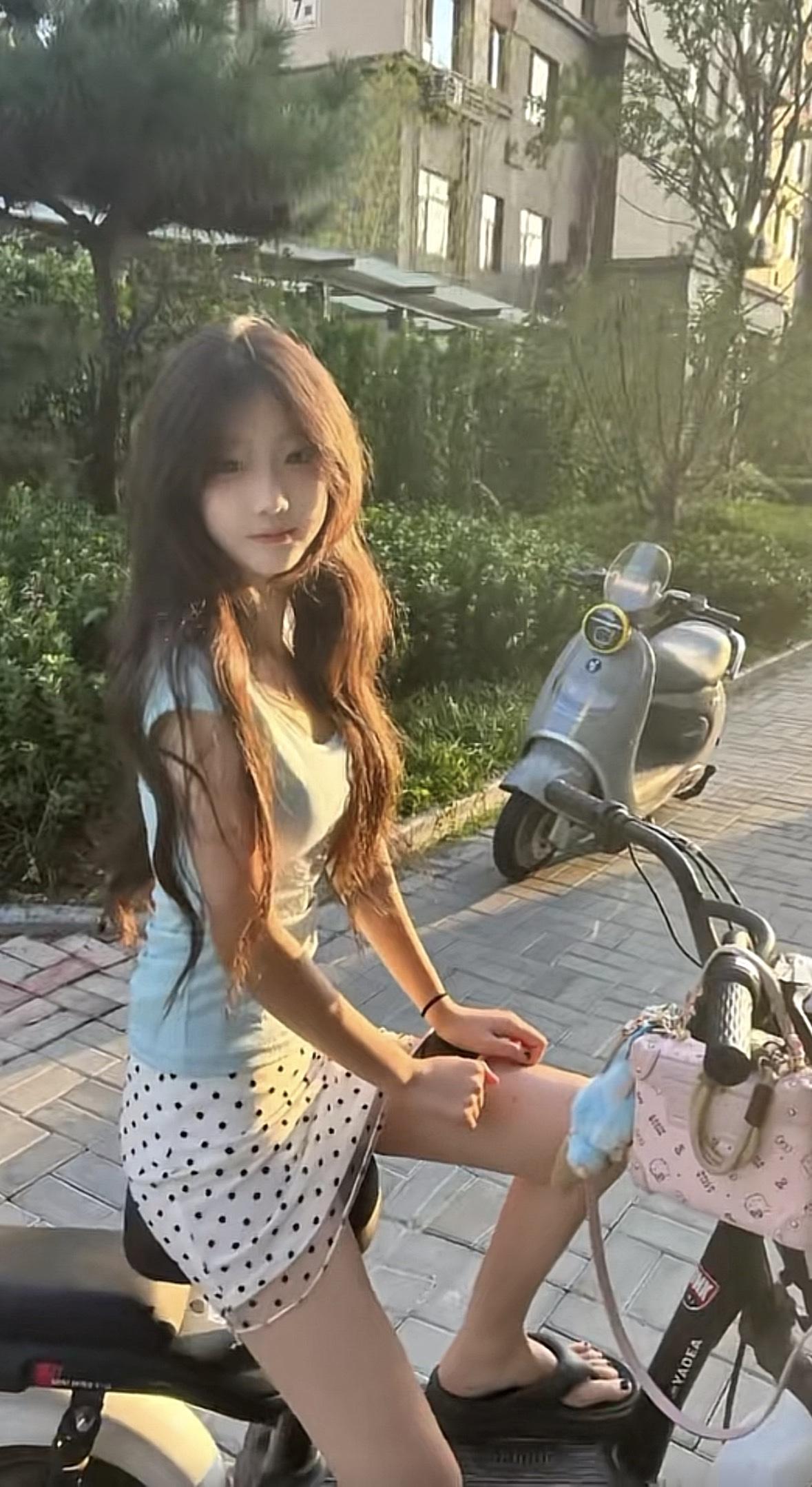 “阳光穿过发丝，电动车载着年少的心事，停在记忆的路口。”愿你的青春记忆，永远