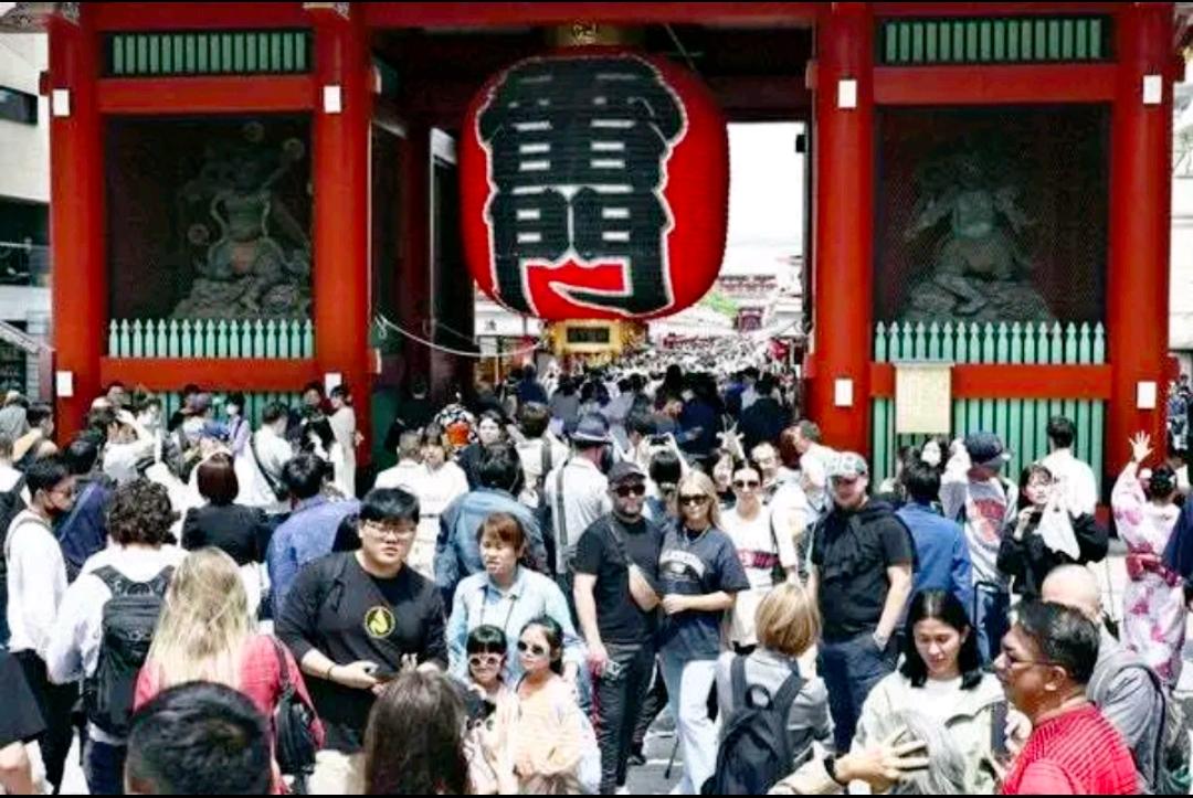 日本游客破千万，中国客暴跌，日网友：不来更赚2026年日本入境游客刚破千万