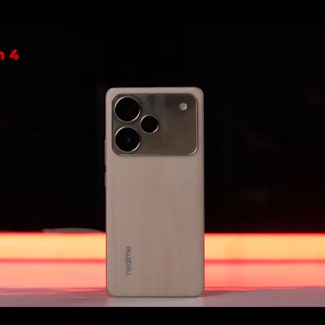 真我海外发布新机P4Pro，镜头deco神似iPhone17Pro