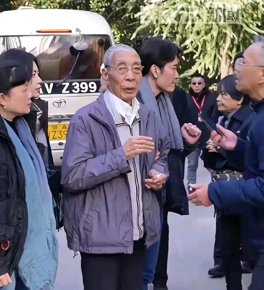 黄旭华院士的弟弟带着广东老家二十来个亲戚，心里悲痛万分，赶来送他最后一程。以前见