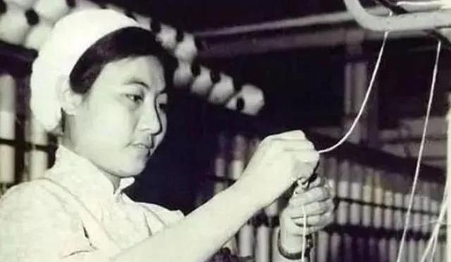 1977年，吴桂贤辞去副总理职务，当晚返厂参与夜班夜色压在秦岭北麓，公路在