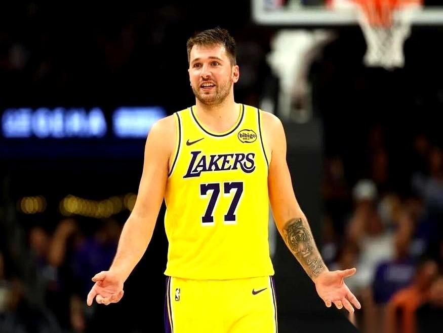 七个人打三个人，你说这球怎么赢？真的，我都不想提比分，看着憋屈。一个后卫，拿