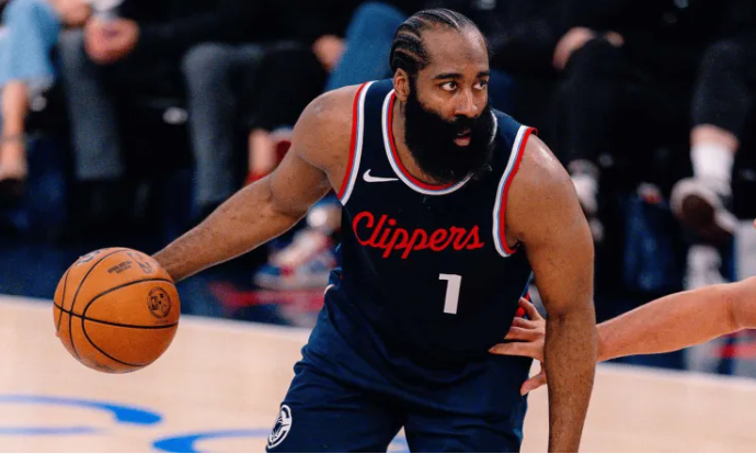 快船记者更新社媒，谈到了詹姆斯-哈登目前的身体情况。媒体表示，詹姆斯-哈登目前