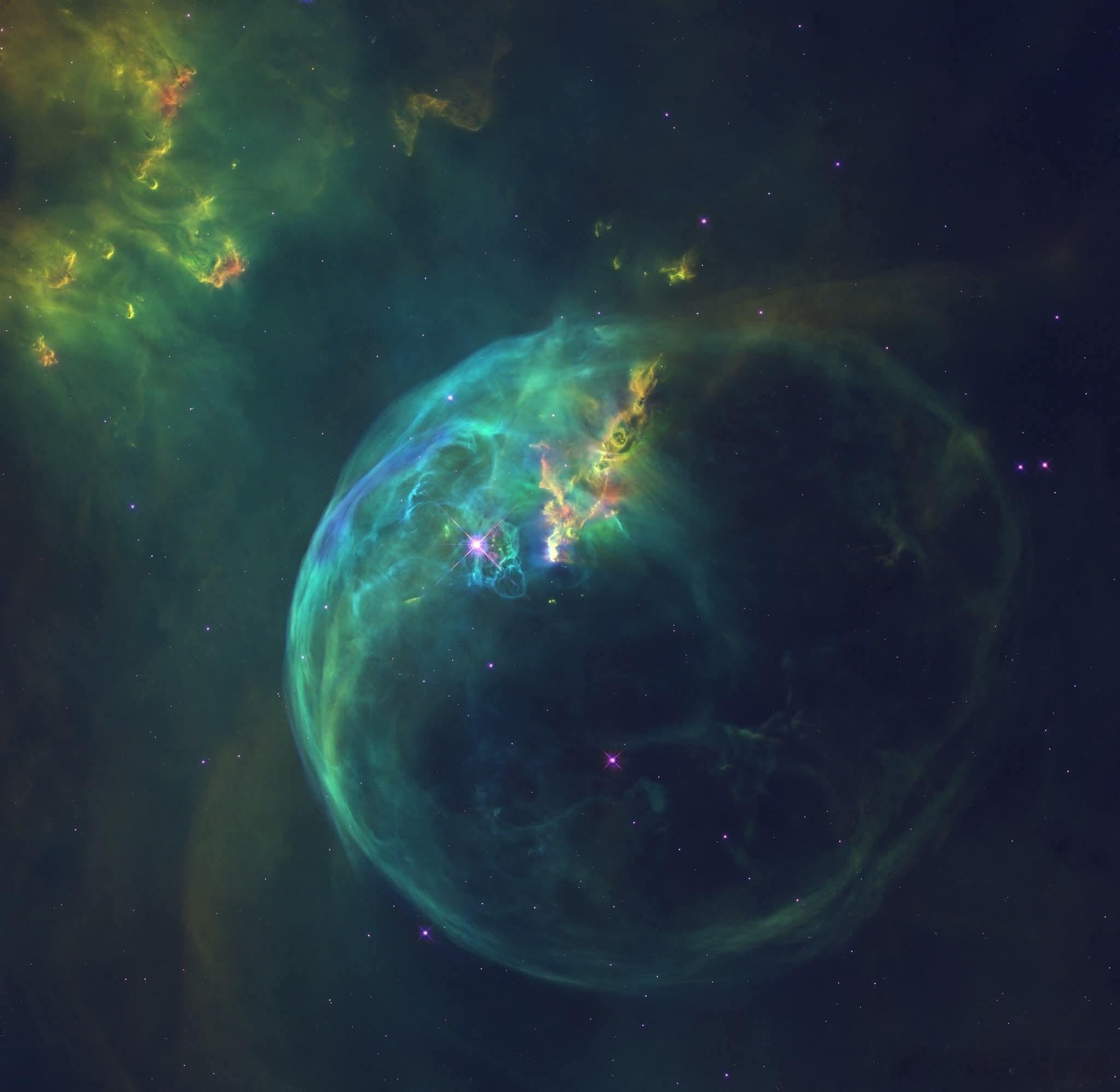 NGC7635：泡状星云想象一个巨大的、发光的肥皂泡漂浮在太空的浩瀚黑暗中